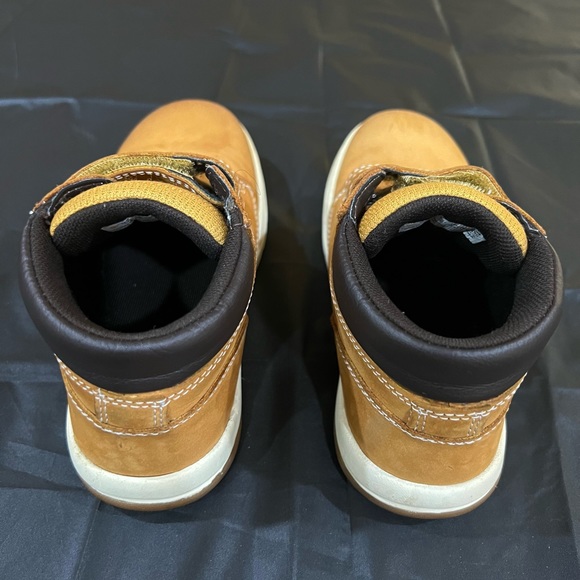 Timberland Kids H&L Boot in Wheat Nubuck color. Size 12 Little Kid Medium - Picture 3 of 4